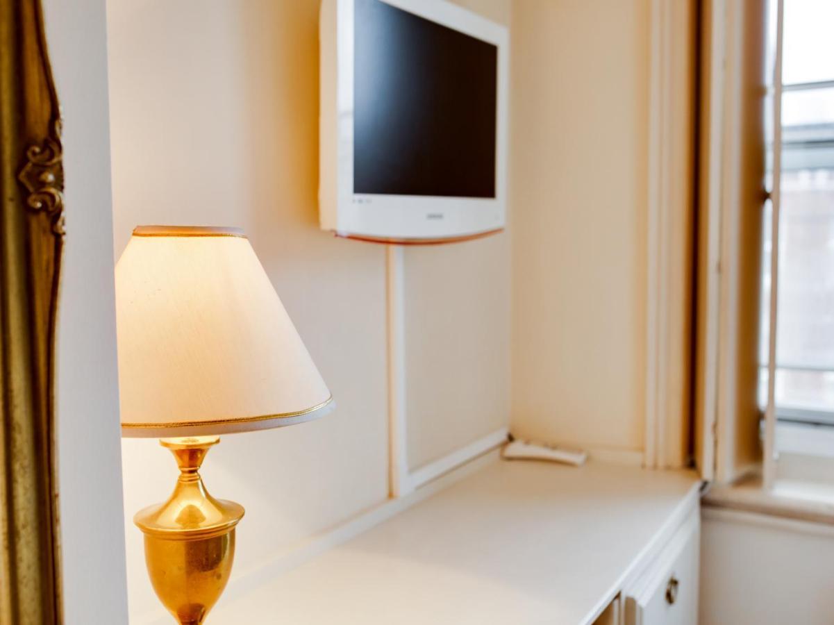 โอโย ลอนดอน ลอดจ์ Hotel ภายนอก รูปภาพ