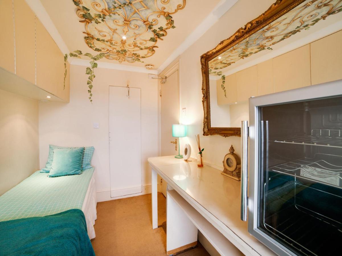 โอโย ลอนดอน ลอดจ์ Hotel ภายนอก รูปภาพ